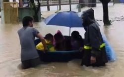 Mưa lớn, ngập sâu, phụ huynh dùng thuyền thúng, xe tải đến trường đón con