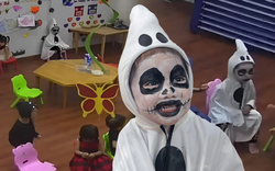 HOT nhất Halloween: Mẹ hóa trang cho con trai, bé đi học về mách "Mẹ ơi, mấy bạn không chơi với con"