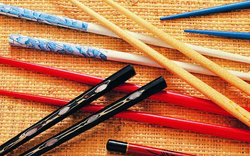 Đũa gỗ hay đũa inox tốt hơn? Bạn sẽ toát mồ hôi sau khi đọc bài viết này