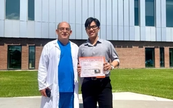 Bác sĩ 24 tuổi trúng tuyển tiến sĩ gây chú ý mạng xã hội là ai?