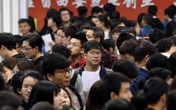 Thạc sĩ tài chính đi bưng lẩu, kỹ sư điện tử đi làm diễn viên quần chúng, tiến sĩ đi rửa bát thuê: Cơn ác mộng mang tên "thừa bằng cấp, thiếu việc làm" ở xứ tỷ dân