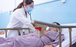 Ba mẹ con đều cùng ngộ độc sau khi ăn bánh mì cóc