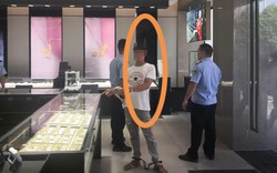 Cậu bé bán 413 cây vàng của nhà lấy 21 tỷ, bo người môi giới 770 triệu, mẹ kiện ra tòa đòi lại - người này đáp: "Đây là khoản tiền hợp pháp"