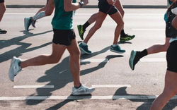 Vận động viên marathon Hàn Quốc bị xe tải đâm dẫn đến chết não khi đang thi đấu