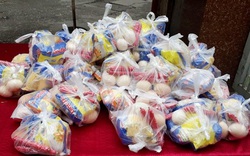 "Đoàn từ thiện" gọi 15 phụ nữ ra nhận quà, thấy đàn ông đi cùng liền... biến mất trong chớp mắt