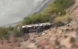 Xe buýt lao xuống vực sâu khiến 37 người tử vong thương tâm