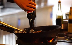 Khuyên chân thành: 3 loại lọ đựng gia vị đang bị đặt SAI CHỖ, càng dùng "độc chất" càng tích tụ trong cơ thể