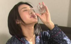 Vì sao không nên uống nước trước khi ngủ?