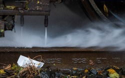 Vì sao chất thải trong nhà vệ sinh tàu hỏa từng được xả thẳng xuống đường ray? Sự thật ít ai ngờ tới