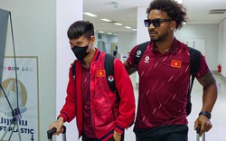 Xuân Son gây sốt với mái tóc xoăn bồng bềnh tại Lào