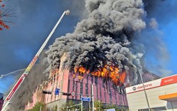 Ngọn lửa khổng lồ nuốt chửng kho hàng thời trang Hàn Quốc