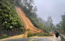 Mưa xối xả gây sạt lở ở miền núi TP Huế, xe máy bị cuốn trôi
