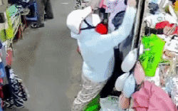 Camera ghi cận cảnh màn móc túi ở chợ Tân Quy, TPHCM