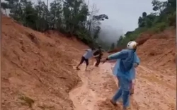 Clip: Tháo chạy vì sạt lở, đất đổ ào ào xuống đường ở Đà Nẵng