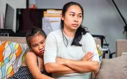 Điều ĐẦU TIÊN bố mẹ làm khi bước vào nhà có thể ảnh hưởng cực lớn đến cuộc đời con!