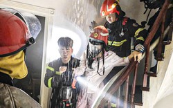 Ngôi nhà 7 tầng cháy ở Hà Nội, cảnh sát kịp thời giải cứu một phụ nữ mắc kẹt