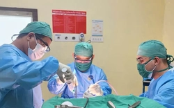 Bánh xe cuốn tà áo dài, nữ sinh bị đập đầu xuống đường nứt hộp sọ