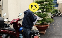 Cậu sinh viên gầy gò, chạy xe máy cà tàng bị bảo vệ chặn lại hỏi "Em đi đâu": Danh tính thật khiến ai cũng ngỡ ngàng!