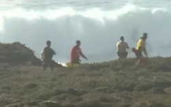 Bố tử vong khi cố cứu con gái bị sóng cuốn xuống biển