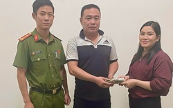 Nhặt túi nilon giữa đường, người phụ nữ phát hiện 150 triệu đồng