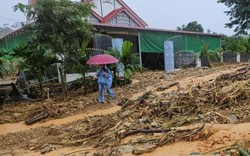 Hàng nghìn khối đất đá từ đồi núi đổ xuống đường, ầm ầm như thác ở Đắk Lắk