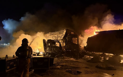 Tai nạn liên hoàn nghiêm trọng tại Hàn Quốc, xe tải 5 tấn bị thiêu rụi trong vài phút