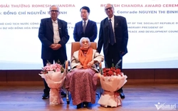 Nguyên Phó Chủ tịch nước Nguyễn Thị Bình nhận Giải thưởng Hòa bình Romesh Chandra
