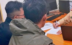 Phạt tài xế xe tải làm rơi vãi bùn nhão khiến người đi đường ngã sõng soài