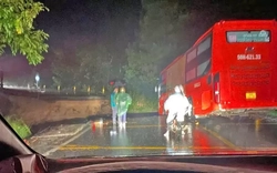 Đèo Mimosa ở Lâm Đồng đứt gãy làm đôi, xe khách 45 chỗ dừng ngay trước miệng vực