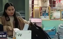 Phụ huynh đón con về khi Phó hiệu trưởng Đỗ Thị Hồng Huế xuất hiện trở lại trường