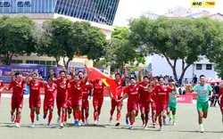 Cầu thủ Lào tỏ tình trên sân, HLV Bồ Đào Nha “gây sốt”: Giải bóng đá sinh viên 2025 nóng chưa từng thấy!