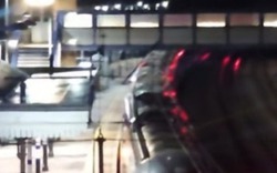 Đâm dao như “phim kinh dị” trên tàu hỏa Anh, nhiều người giẫm đạp nhau bỏ chạy