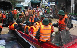 Ngày thứ 2 ngập lụt dâng cao nhiều tỉnh thành: Tổng lực cứu dân, chống đói, rét