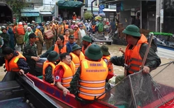 Hàng ngàn cán bộ chiến sĩ Quân khu 5 ứng cứu người dân trên đỉnh lũ