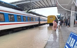 Mưa lũ làm đường sắt Bắc - Nam tê liệt, hàng nghìn khách bị lỡ tàu