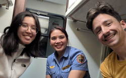 Tình huống khó quên của 2 khách Tây đi tàu bị mắc kẹt trong mưa lũ