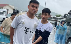 Cựu tuyển thủ U23 Việt Nam xông pha trực tiếp hỗ trợ bà con vùng lũ Nha Trang gây xúc động