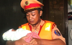 Em bé 20 ngày tuổi được cứu khỏi vùng lũ sau hơn 2 ngày ở trên nóc nhà cùng mẹ