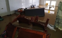 Tâm lũ Nha Trang tan hoang, nhiều người dân phá mái nhà thoát thân