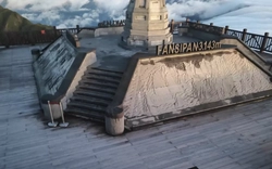 Hình ảnh gây chú ý ở đỉnh Fansipan lúc sáng sớm