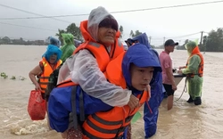 Xúc động cảnh giải cứu người già, trẻ sơ sinh khỏi vùng lũ dữ