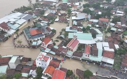 Toàn cảnh mưa lũ Nam Trung bộ: Hàng vạn nhà ngập sâu, dân dỡ ngói ngoi lên cầu cứu