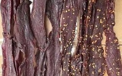 Đột kích nhà máy bí ẩn trên núi, cảnh sát triệt phá đường dây làm thịt bò khô từ vịt: Giá rẻ gấp 6 lần vốn, thu tới 36 tỷ/tháng