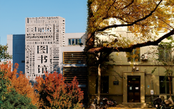 Có một ĐH được mệnh danh là "trường của những người nói tất cả thứ tiếng trên thế giới", khuôn viên mùa thu đẹp hơn phim