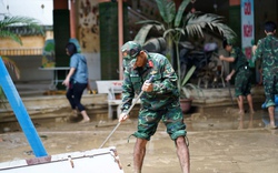 Nhà cửa ngập bùn, trường học tan hoang sau mưa lũ kinh hoàng: Gần 200 chiến sĩ giúp người dân Nha Trang ổn định cuộc sống