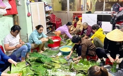 Người dân Quảng Ngãi nổi lửa sáng đêm nấu bánh chưng, soạn thực phẩm gửi vùng lũ