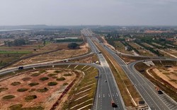 Đột kích 15 địa điểm, triệt phá đường dây làm giả giấy tờ chiếm đoạt đất công, tịch thu vàng thỏi trị giá hơn 2 tỷ đồng cùng hơn 4 tỷ đồng tiền mặt, phong tỏa 22 tỷ đồng cổ phiếu