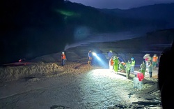 Thành viên cứu hộ bật khóc khi tìm thấy thi thể tài xế xe đầu kéo bị lũ cuốn trôi ở Quảng Trị