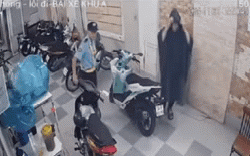 Clip 1 phút vụ nam bảo vệ bị đồng nghiệp đâm tử vong, nguyên nhân vì mâu thuẫn dắt xe cho khách