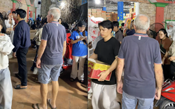 Khách Tây lặng người trước đoàn cứu trợ ở TP.HCM